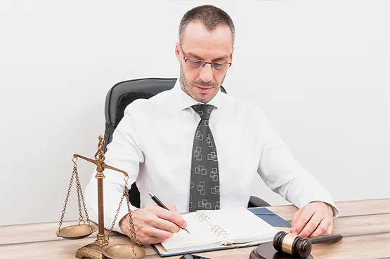 Právnik sedí za stolom s notebookom